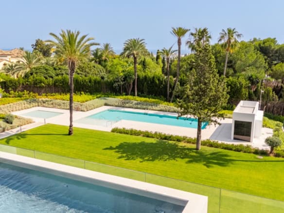 Elegant villa featuring a rooftop pool and lush garden views in Nueva Andalucía.
