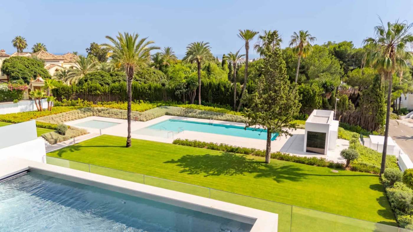 Contemporary Villa with Rooftop Pool Elegant villa featuring a rooftop pool and lush garden views in Nueva Andalucía.