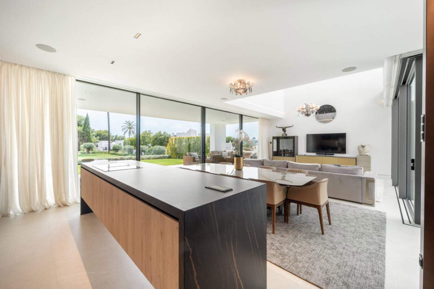 Contemporary Villa with Rooftop Pool Modern semi-detached villa featuring a rooftop pool and scenic views in Nueva Andalucía.