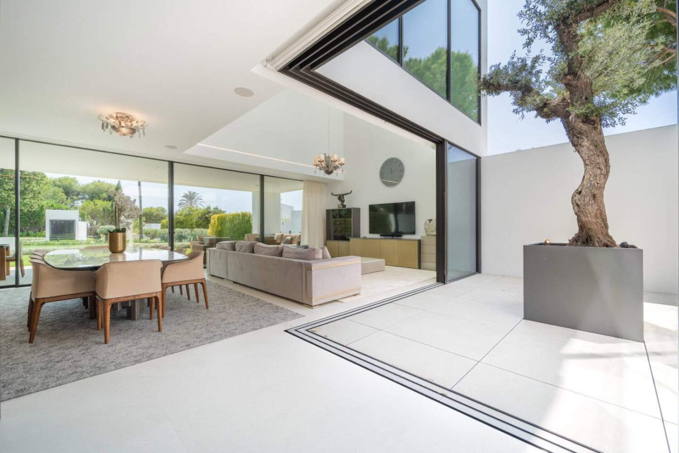 Contemporary Villa with Rooftop Pool Modern semi-detached villa featuring a rooftop pool and stunning views. Perfect for luxury living in.