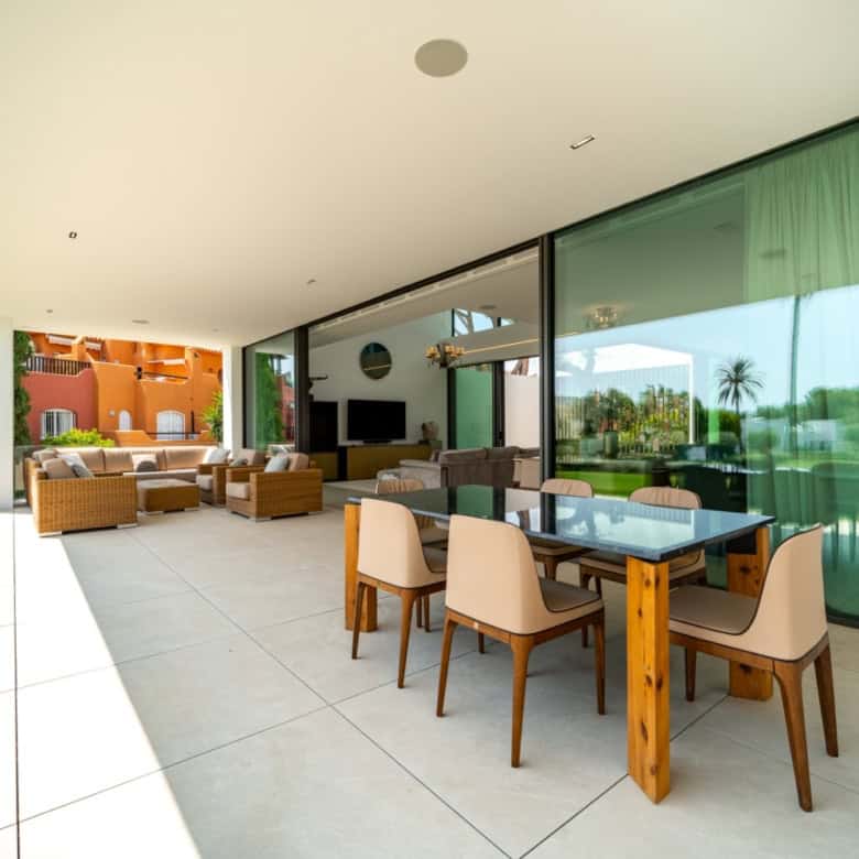 Modern villa with spacious outdoor terrace and rooftop pool in Nueva Andalucía.