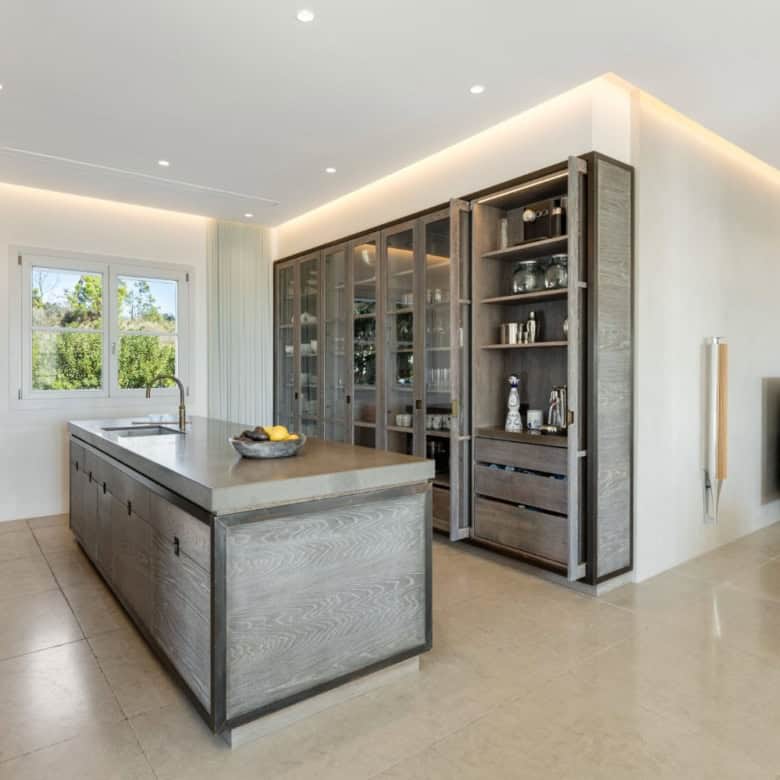 Elegant kitchen with modern design and panoramic views in Marbella Club Golf Resort.