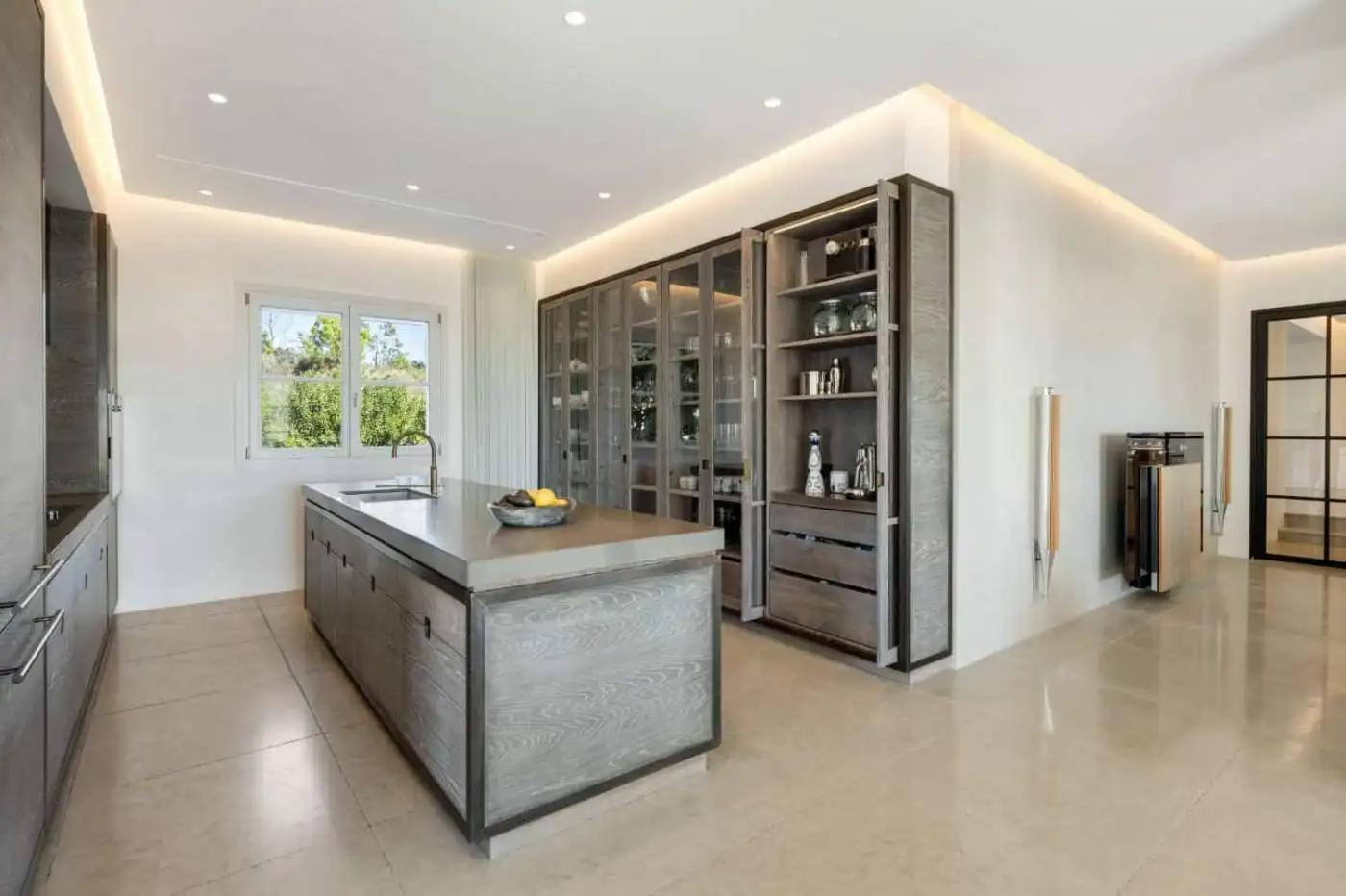 Elegant kitchen with modern design and panoramic views in Marbella Club Golf Resort.