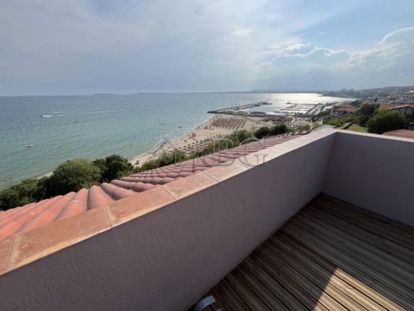 Sea view apartment with large terrace, Jacuzzi, and stunning frontal sea views in Sveti Vlas. Perfec.