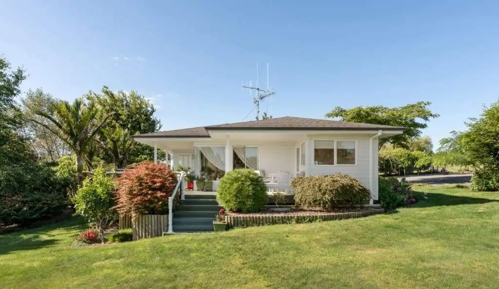 Charming Cottage in Tauranga, New Zealand Cozy white cottage with lush garden and vibrant greenery in Tauranga, Bay of Plenty, New Zealand.