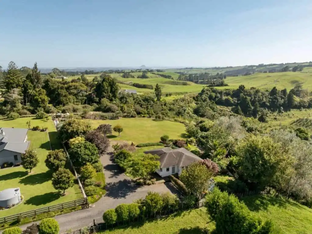 Stunning Cottage Estate in Tauranga Beautiful cottage estate with lush gardens in Tauranga, Bay of Plenty, New Zealand. Perfect for peac.