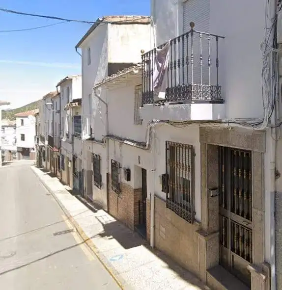 Charming traditional 2-bedroom townhouse located in Jaen, Spain, perfect for buyers seeking authenti.