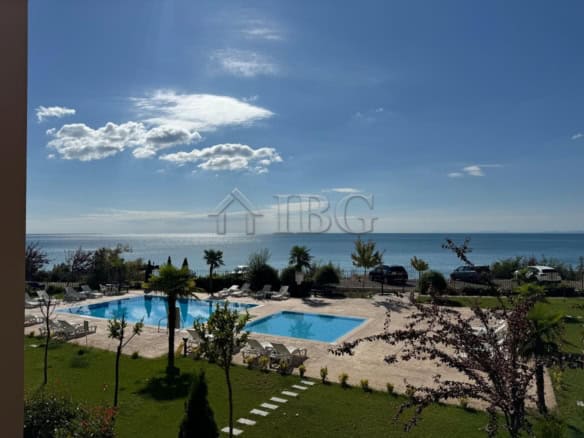 Spacious 2-bedroom apartment with frontal sea view in Sveti Vlas, first line location.