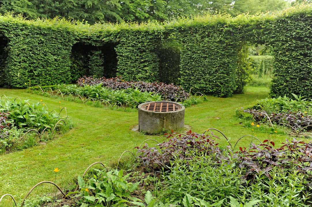 Château de la Chassaigne Garden Château de la Chassaigne garden with lush greenery and manicured hedges in Thiers, France.