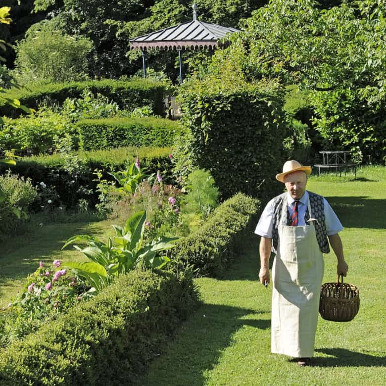 Beautiful landscaped garden in Thiers, France, featuring lush greenery and a charming gazebo.