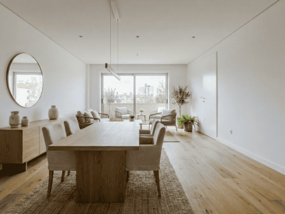 Bright and spacious 3-bedroom apartment in Porto with modern decor and large windows.