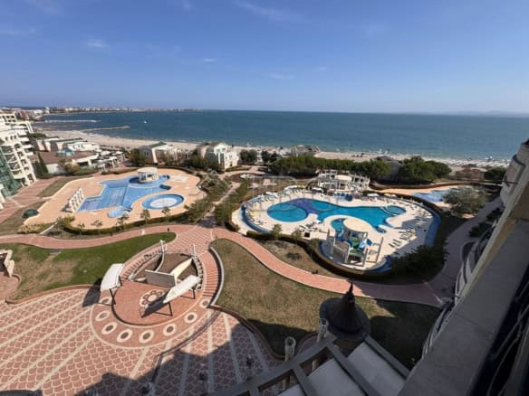 Sea view 2-bedroom apartment with sunset vistas in Pomorie resort, close to beaches and amenities. P.