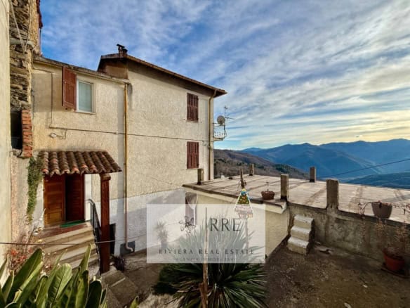 Beautiful panoramic view of Aquila d’Arroscia from a semi-detached house with stunning surroundings.