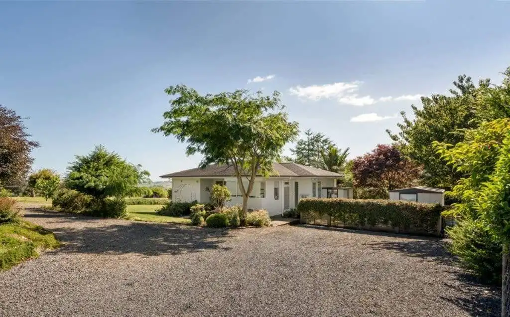 Stunning Cottage Estate in Tauranga, New Zealand Beautiful cottage estate with lush gardens in Tauranga, Bay of Plenty, New Zealand.