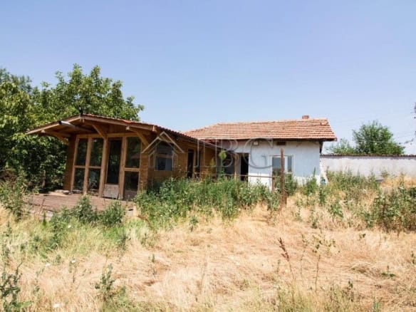 House with veranda and large garden close to Vardim and the Danube River, ideal for peaceful living.