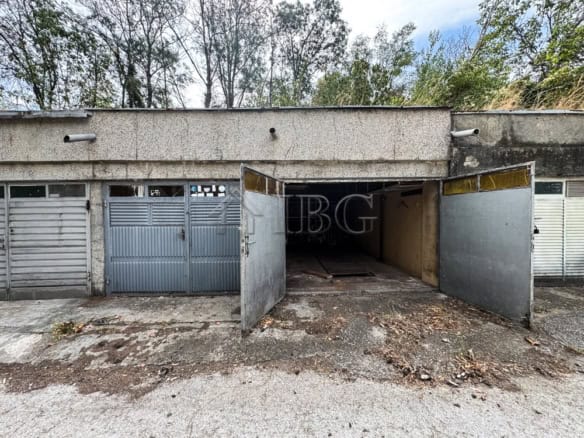 Garage with ground floor access in Zdravets East, Ruse city, ideal for parking or storage.