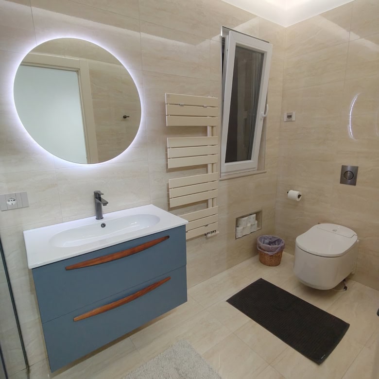 Bright bathroom featuring a stylish mirror, modern sink, and toilet in a luxury townhouse in Bernald.