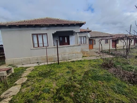 Charming house for sale near the Black Sea with spacious yard and garden. Ideal investment opportuni.
