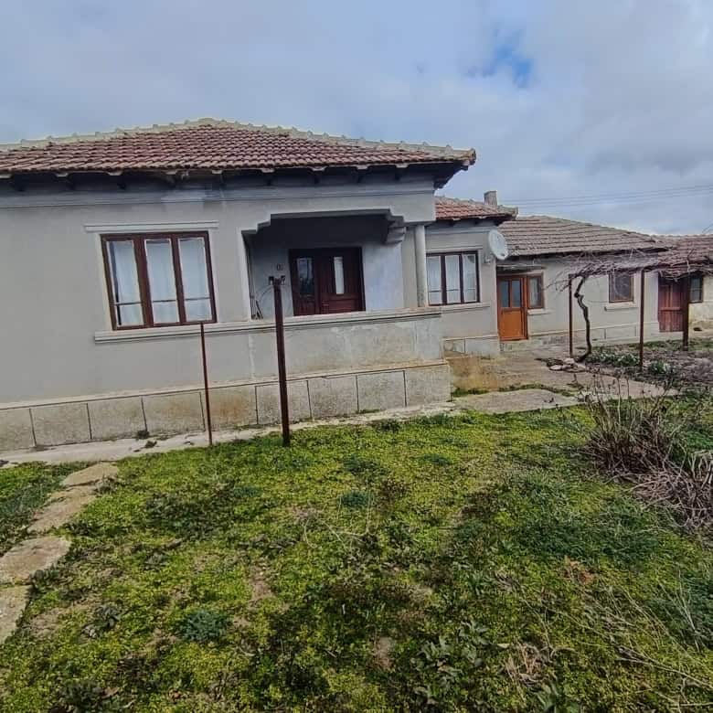 Charming house for sale near the Black Sea with spacious yard and garden. Ideal investment opportuni.