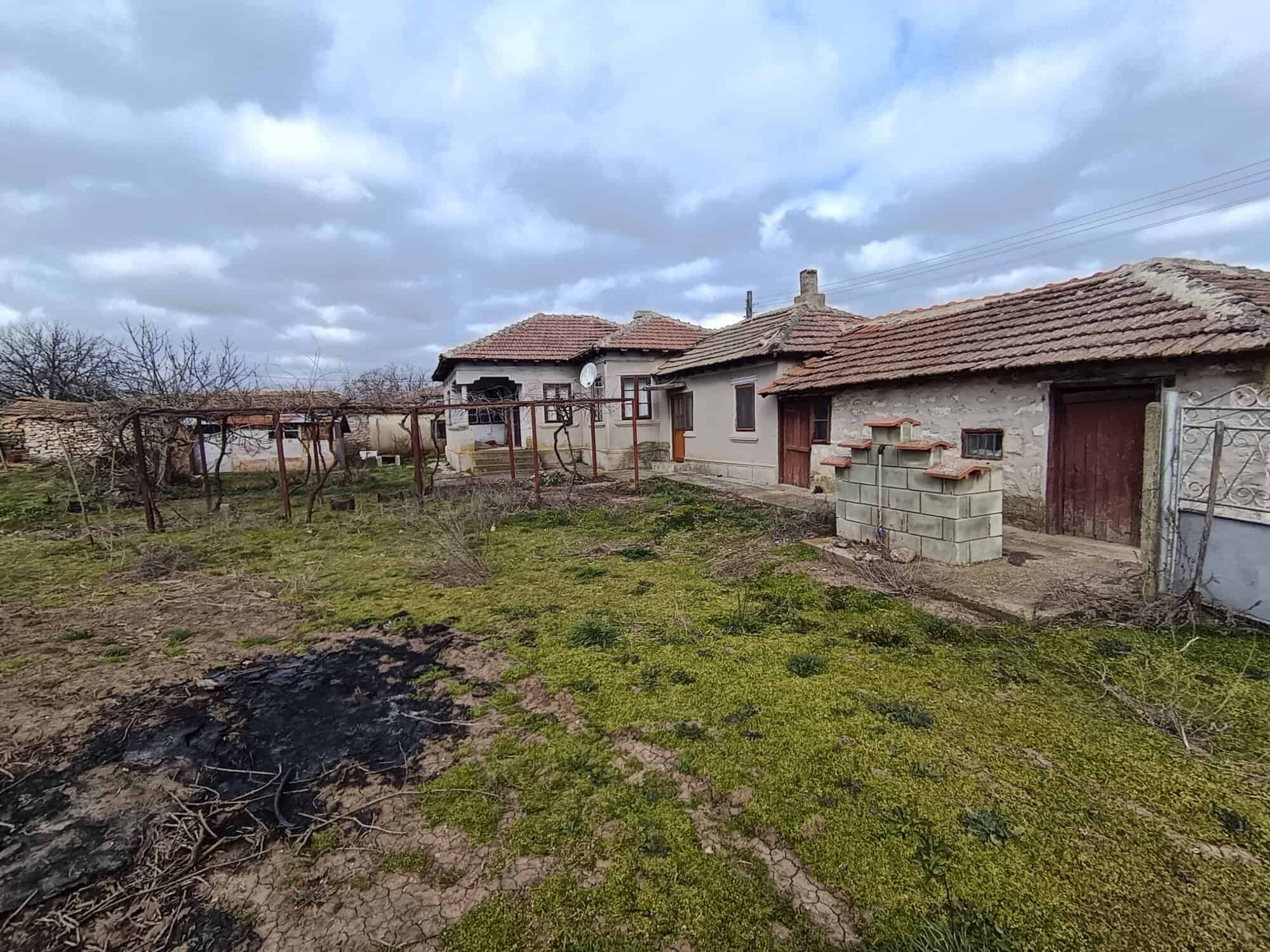 Rustic house with garden near the Black Sea, ideal investment property in Bulgaria.
