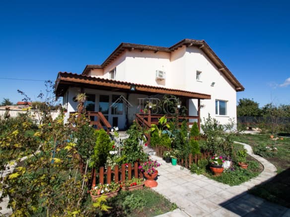 House with garden and sea view, 4 bedrooms, in a peaceful location. Perfect for family living with o.