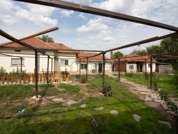 Beautiful house with 2 bedrooms and large outdoor space close to Polski Trambesh, ideal for gardenin.