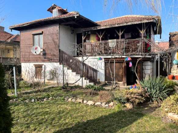 Beautiful renovated 3-bedroom house in a peaceful Romanian village, featuring a spacious outdoor are.