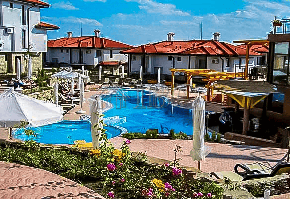 Spacious two-floor apartment with three bathrooms in Bay View Villas, Kosharitsa. Ideal for comforta.