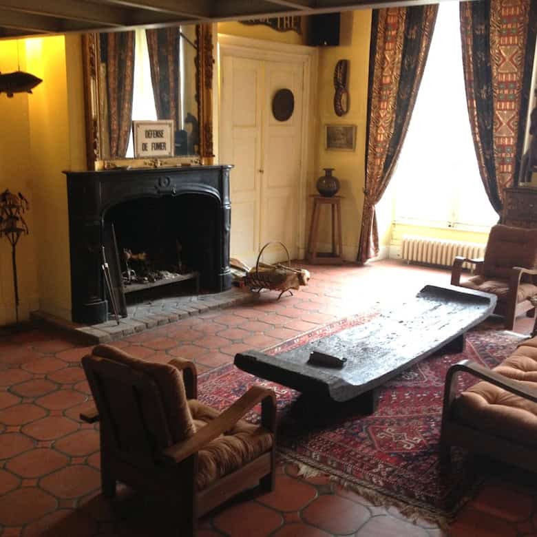 Elegant living room in a historic French château with antique furnishings and classic decor.