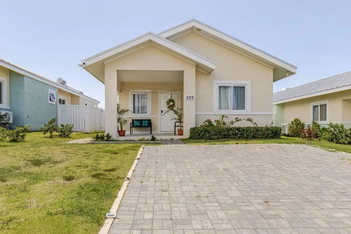 Luxury 3 Bed House in Sunshine Seashore Modern 3-bedroom house in Sunshine Seashore with a spacious driveway and lush garden.