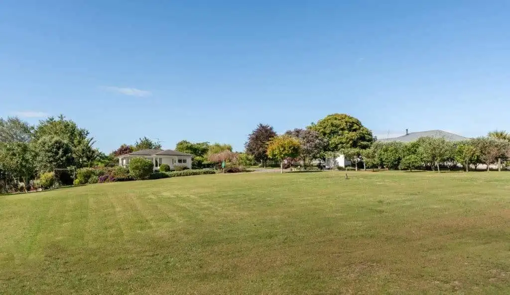 Stunning Cottage Estate in Tauranga Beautiful cottage estate with lush green lawns and mature trees in Tauranga, Bay of Plenty, New Zeal.