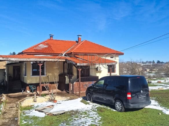 Renovated house with large garden and outbuildings near the quiet area center.