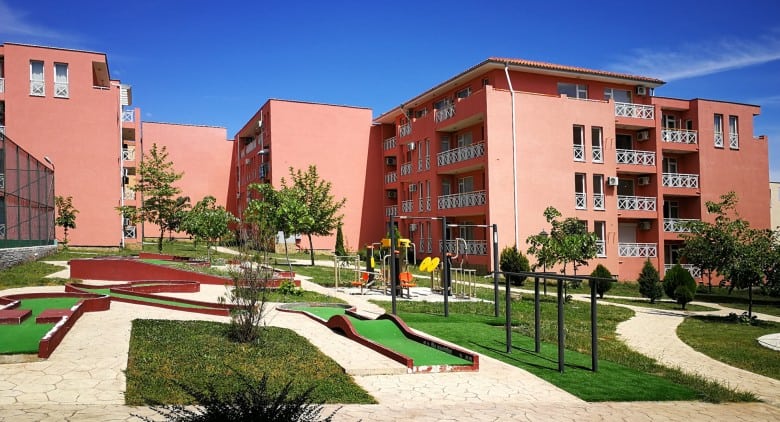 Bright pink top-floor apartment with large terrace near Sunny Beach.