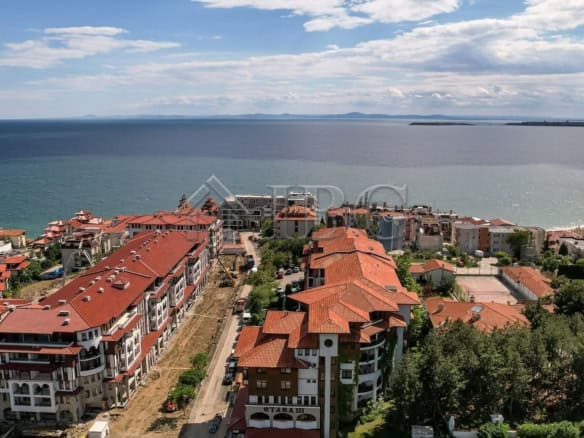 View of Etara 2 apartments in Sveti Vlas with sea backdrop and red-tiled roofs.