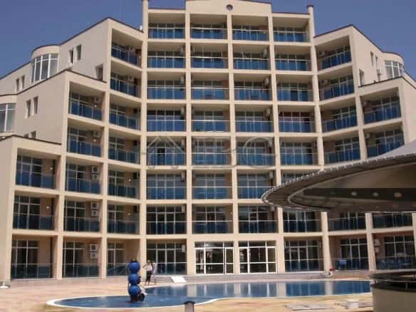 Apartment building in Semiramida Gardens, Sunny Beach with spacious balconies and modern design.