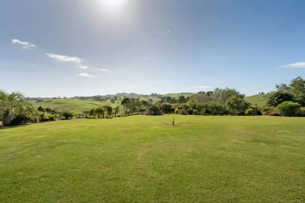 Stunning Cottage Estate in Tauranga Beautiful green estate with rolling hills in Tauranga, Bay of Plenty, New Zealand. Perfect for a pea.