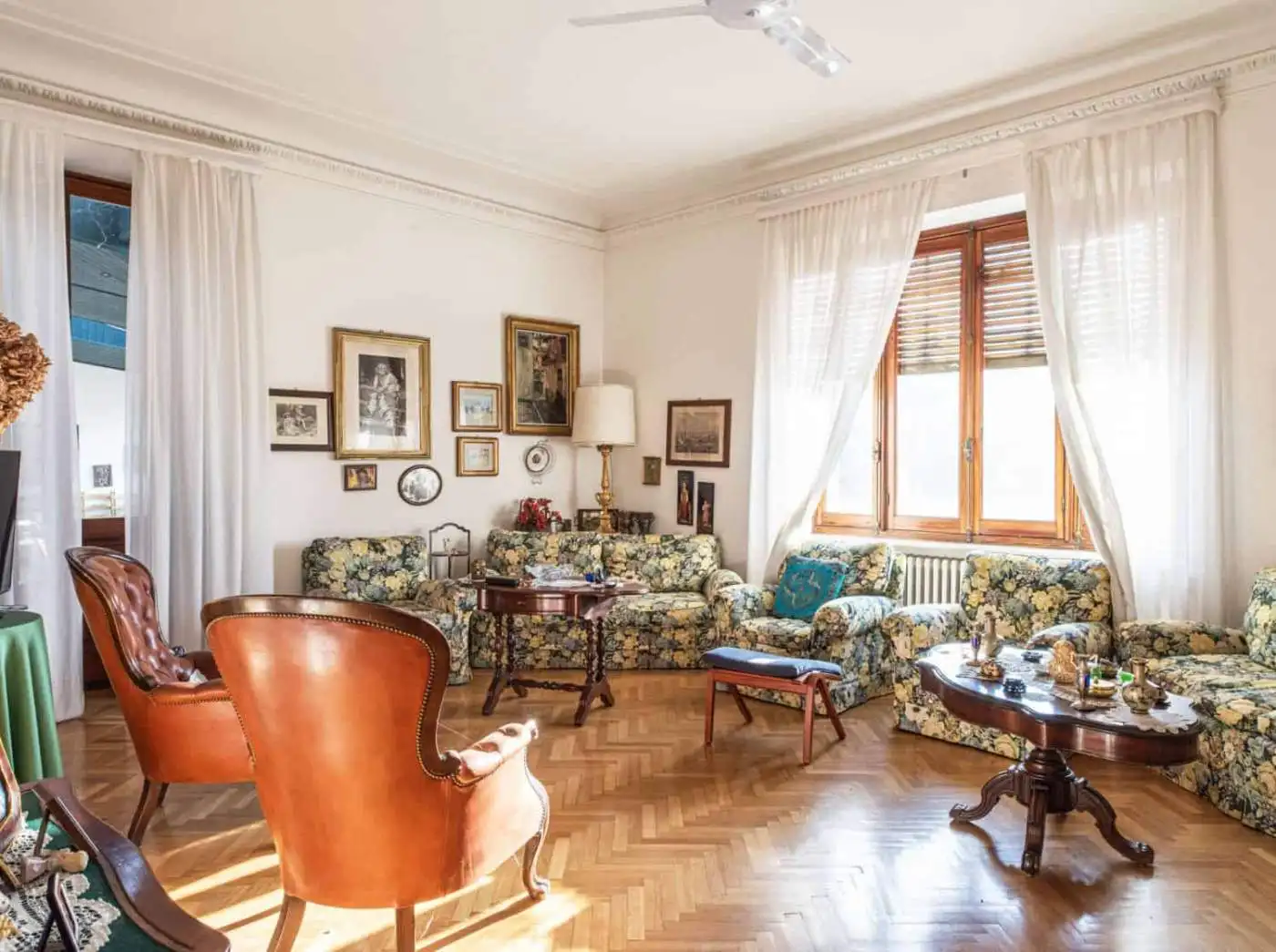 Elegant living room with vintage furniture and natural light.