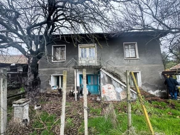 Cherven village house featuring three bedrooms, a garden, garage, and outbuildings in a scenic rural.