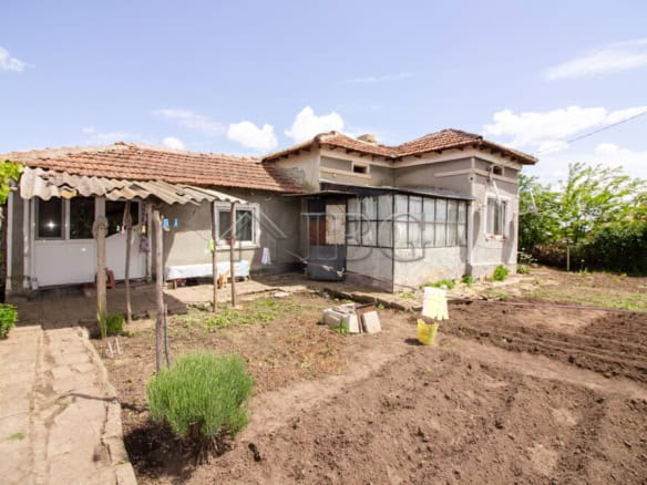 Rural house with spacious garden close to Dobrich and the Black Sea, ideal for countryside living an.