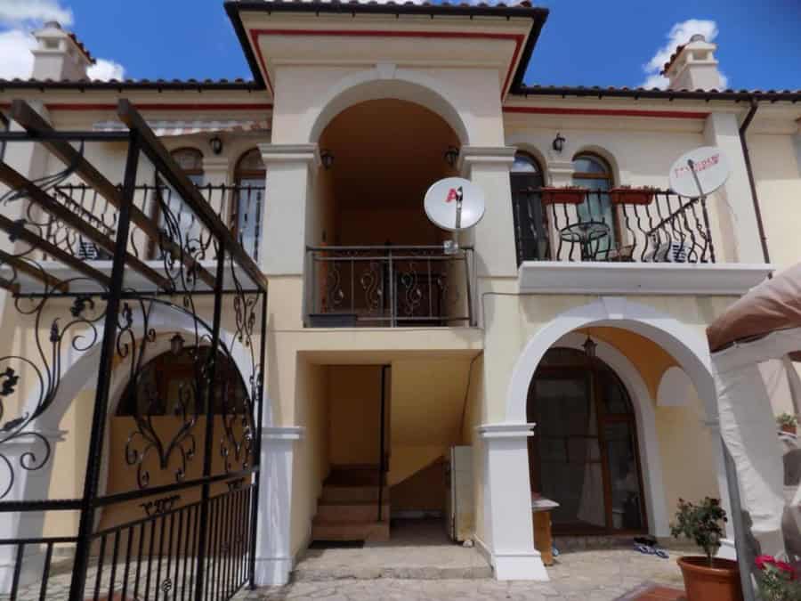 Apartment in Villa Romana, Elenite, near the beach.