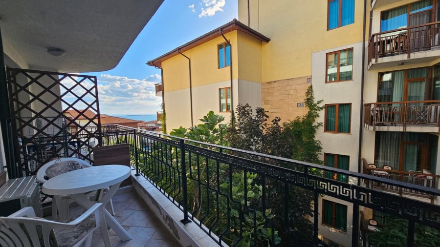 Sea View 1-Bed Apartment in Sveti Vlas Sea view 1-bedroom apartment in Sveti Vlas with balcony and garden access.