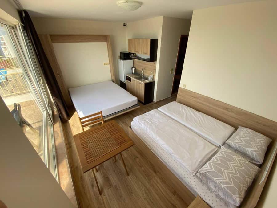 Bright studio apartment offering stunning sea views and a large terrace in Crown Fort, Sveti Vlas, j.