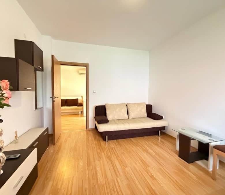 Bright 2-bedroom apartment, 70 sq.m., sunny day, close to Sunny Beach. Perfect for relaxing holidays.