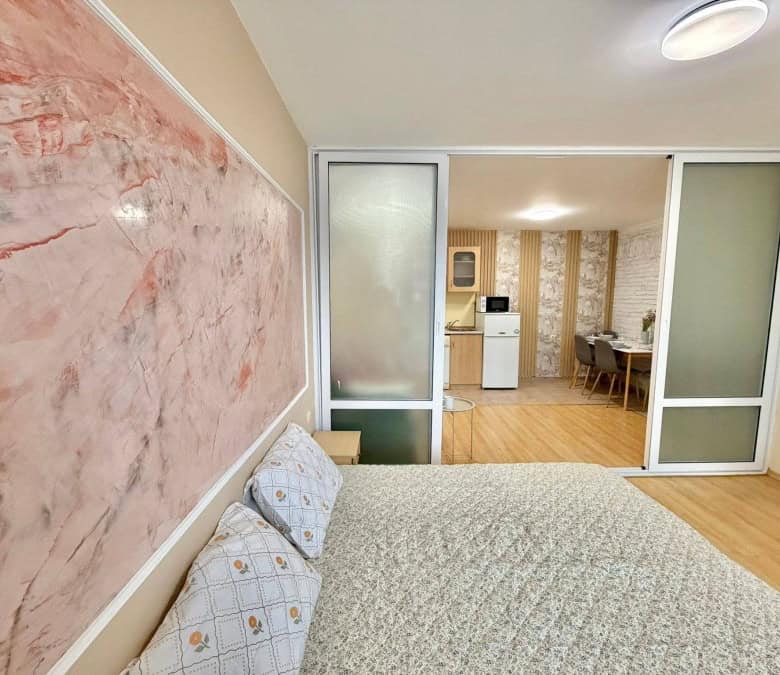 Bright 2-bedroom apartment in Sveti Vlas with mountain views, near the sea, featuring a spacious bed.