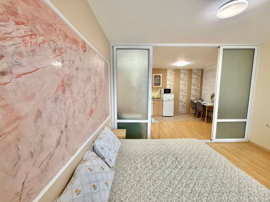 Bright 2-bedroom apartment in Sveti Vlas with mountain views, near the sea, featuring a spacious bed.