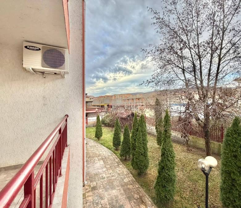 Apartment with mountain views, located in Green Fort, Sveti Vlas, just 200 meters from the sea.