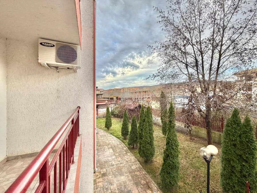 Apartment with mountain views, located in Green Fort, Sveti Vlas, just 200 meters from the sea.
