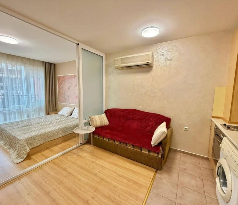 Bright 2-bedroom apartment near the sea in Sveti Vlas, featuring mountain views and contemporary fur.