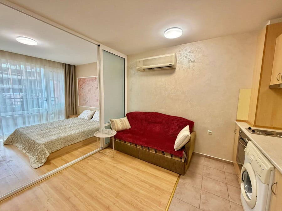Bright 2-bedroom apartment near the sea in Sveti Vlas, featuring mountain views and contemporary fur.