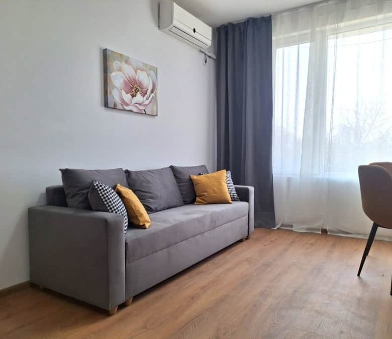 Modern 1-bedroom apartment with stylish furnishings, located just 10 minutes from the sea in Sunny D.